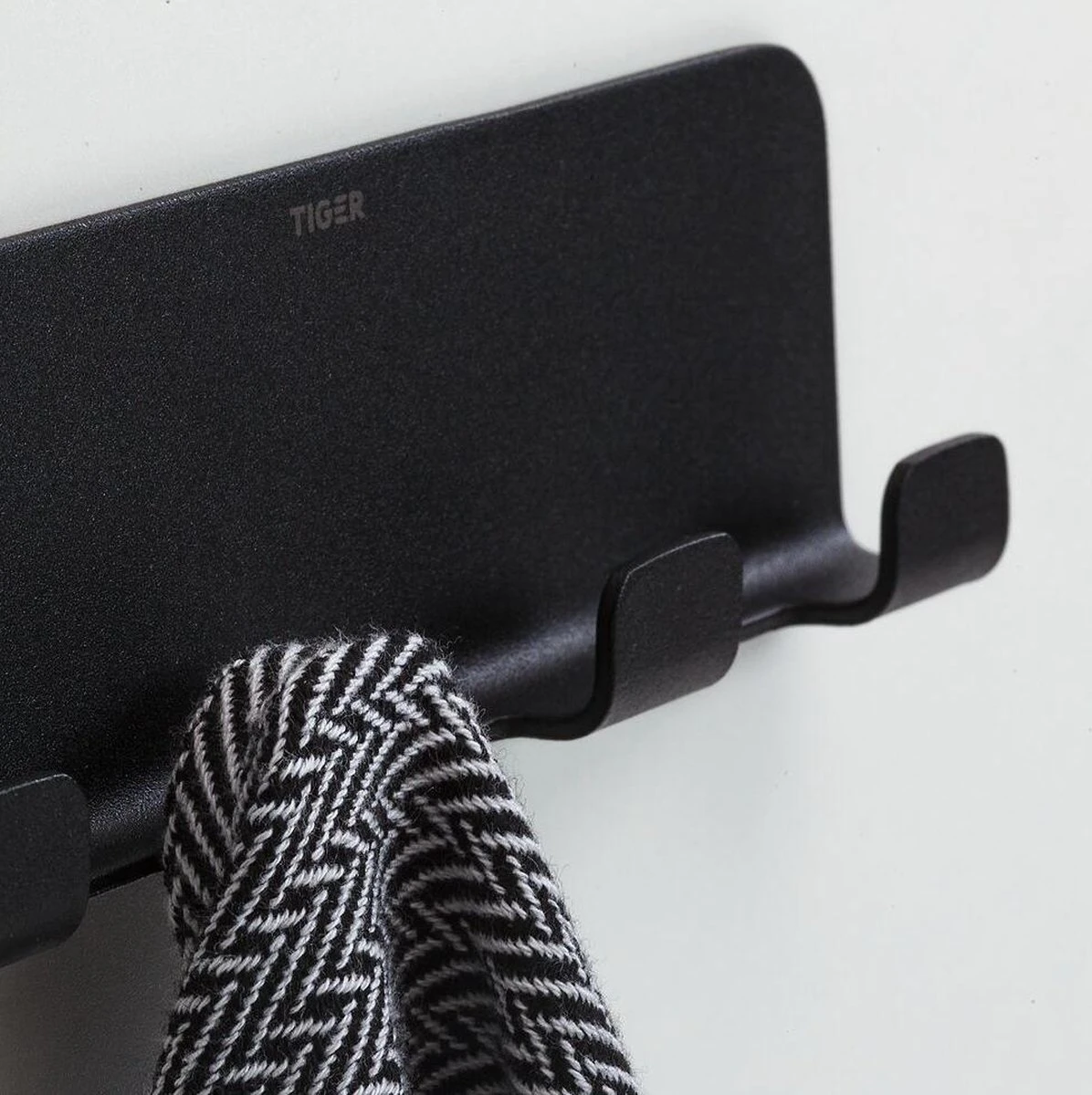 Tiger Colar - Handdoekhaak Multi - Zwart 5 Tiger Colar - Handdoekhaak Multi - Zwart - Afbeelding 3