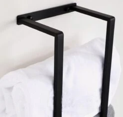 Handdoekrek - 70 Cm - RVS - Handdoekhouder BaderiQ Paris Large - MODEL 2023 - Schroeven Of Plakken - Handdoekenhouders - Handdoekhaak - Handdoek Organizer - Rvs Mat Zwart Poedercoating - Large H70xB20xD14 - Ook Beschikbaar In 40 Cm -Badkamer Product Winkel 1200x1147 1