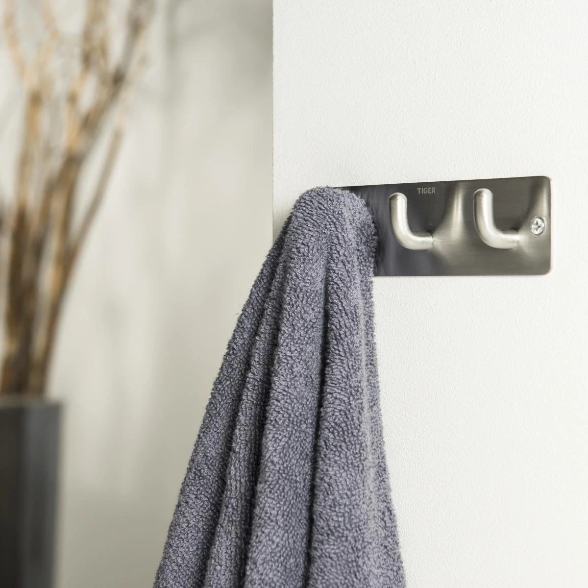 Tiger - Handdoekhaak Rack Pinky - RVS Geborsteld 6 Tiger - Handdoekhaak Rack Pinky - RVS Geborsteld - Afbeelding 4