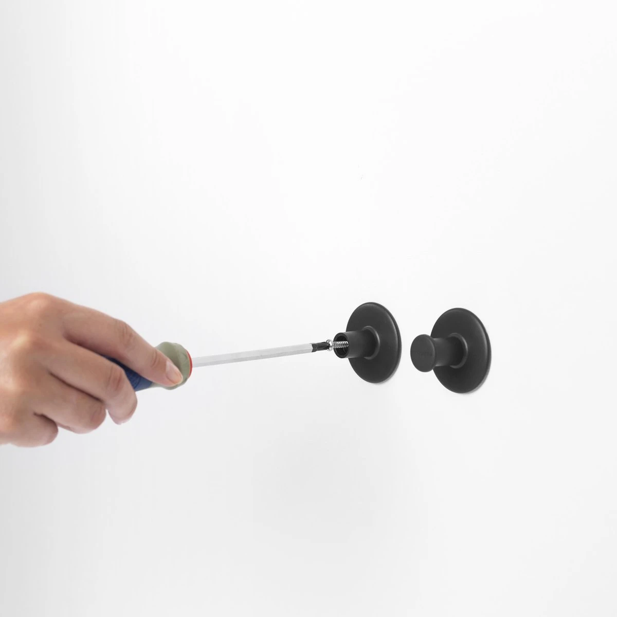 Brabantia ReNew Handdoekhaakjes - 2 Stuks - Dark Grey 7 Brabantia ReNew Handdoekhaakjes - 2 Stuks - Dark Grey - Afbeelding 5