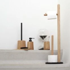 Sealskin Earth - Toiletborstel Met Houder Vrijstaand - Eiken 16 Sealskin Earth - Toiletborstel Met Houder Vrijstaand - Eiken -Badkamer Product Winkel 1200x1200 1431