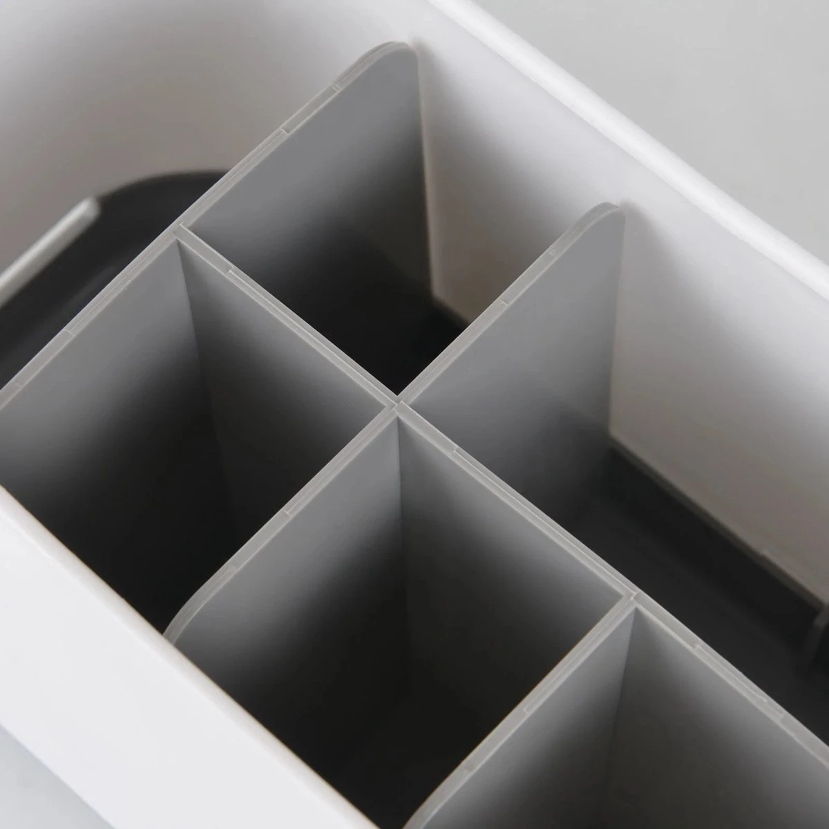 Merkloos Tandenborstelhouder Vrijstaand - Badkamer Organizer Met Lekbak - Badkamer Accessoires - 6 Sorteervakken - Tandenborstel - Wit Met Zwart 8 Merkloos Tandenborstelhouder Vrijstaand - Badkamer Organizer Met Lekbak - Badkamer Accessoires - 6 Sorteervakken - Tandenborstel - Wit Met Zwart - Afbeelding 6