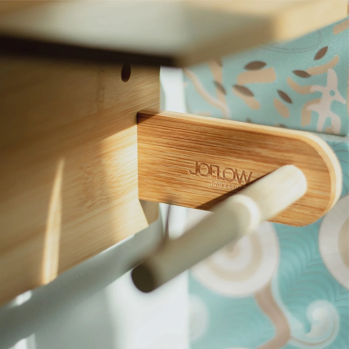 JoFlow® Toiletrolhouder Met Plankje | Wc Rolhouder Staand | Bamboe Badkamer Accessoires | Montage Met Schroeven En/of 3M Plakstrips 12 JoFlow® Toiletrolhouder Met Plankje | Wc Rolhouder Staand | Bamboe Badkamer Accessoires | Montage Met Schroeven En/of 3M Plakstrips - Afbeelding 10