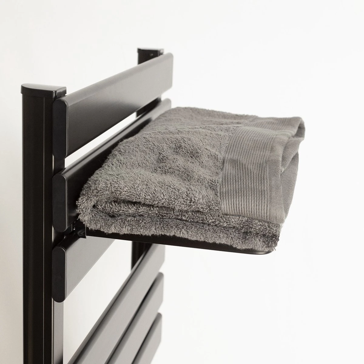 CREATE WARM TOWEL 500W - Elektrisch Handdoekenrek Voor Aan De Muur Met Plank - Zwart 5 CREATE WARM TOWEL 500W - Elektrisch Handdoekenrek Voor Aan De Muur Met Plank - Zwart - Afbeelding 3