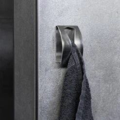 QUVIO Handdoek Houder RVS - Handdoek Of Theedoek Klem Met Plakstrip Voor In Keuken, Badkamer, Toilet Of Bijkeuken - Strak Design En Geen Schroeven Nodig - Staal - Klem - Theedoek -Badkamer Product Winkel 1200x1200 546
