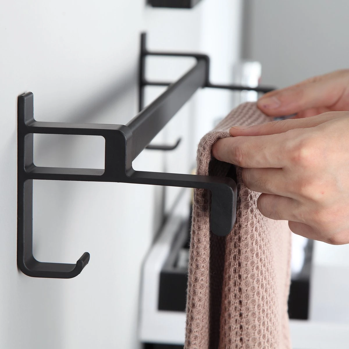 Handdoekrek Dubbele Stang Zonder Boren - Handdoekrek Badkamer - Handdoekhouder - Handdoekstang - Zelfklevend - 60CM - Gratis Handdoek 9 Handdoekrek Dubbele Stang Zonder Boren - Handdoekrek Badkamer - Handdoekhouder - Handdoekstang - Zelfklevend - 60CM - Gratis Handdoek - Afbeelding 7