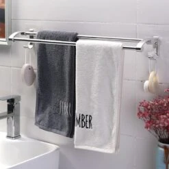 Merkloos Decopatent® Dubbele Handdoekrek - Handdoekhouder 2 Haken - Badkamer - Keuken - Zonder Boren - Handdoekenstang - Handdoekenrek -Badkamer Product Winkel 1200x1200 698