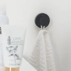 Tiger Urban - Handdoekhaak - 2 Stuks - Zwart - ø 5 Cm - Inclusief 4 Decorringen - Zelfklevend 19 Tiger Urban - Handdoekhaak - 2 Stuks - Zwart - ø 5 Cm - Inclusief 4 Decorringen - Zelfklevend -Badkamer Product Winkel 1200x1200 732