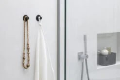 Brabantia ReNew Handdoekhaakjes - 2 Stuks - Dark Grey 15 Brabantia ReNew Handdoekhaakjes - 2 Stuks - Dark Grey -Badkamer Product Winkel 1200x799 1