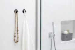 Brabantia ReNew Handdoekhaakjes - 2 Stuks - Dark Grey 16 Brabantia ReNew Handdoekhaakjes - 2 Stuks - Dark Grey -Badkamer Product Winkel 1200x800 26