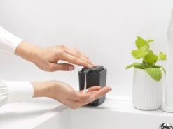 Brabantia Sink Side Zeepdispenser - 250 Ml - Dark Grey 12 Brabantia Sink Side Zeepdispenser - 250 Ml - Dark Grey -Badkamer Product Winkel 1200x899 9