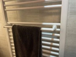 WillieJan Radiator Handdoeken Droog Rek 940W – Wit – 1 Stang – 36 Cm – Radiatorbevestiging – Zonder Boren 17 WillieJan Radiator Handdoeken Droog Rek 940W – Wit – 1 Stang – 36 Cm – Radiatorbevestiging – Zonder Boren -Badkamer Product Winkel 1200x900 9