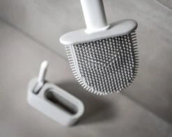 Lopoleis WC Borstel – Toiletborstel – Gesloten Bodem – WC Borstel Met Randreiniger – Siliconen – Grijs – WC Borstel Met Houder – Vrijstaand – Hangend – WC Borstel En Houder -Badkamer Product Winkel 1200x959