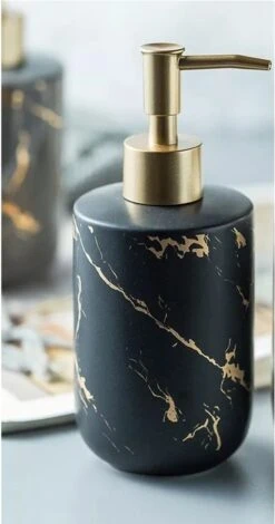 SIEPS Zeepdispenser - Zeeppompje Zwart & Goud - Vrijstaand 400 ML Zeephouder - Keramiek 9 SIEPS Zeepdispenser - Zeeppompje Zwart & Goud - Vrijstaand 400 ML Zeephouder - Keramiek -Badkamer Product Winkel 631x1200 1