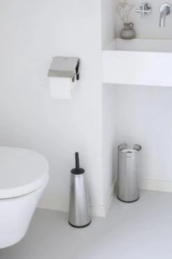 Brabantia ReNew WC Rolhouder - Met Klep - Brilliant Steel 22 Brabantia ReNew WC Rolhouder - Met Klep - Brilliant Steel -Badkamer Product Winkel 800x1200 11