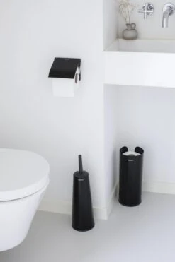 Brabantia ReNew WC Rolhouder - Met Klep - Matt Black -Badkamer Product Winkel 800x1200 3