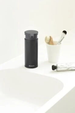 Brabantia Zeepdispenser - 200 Ml - Matt Black 17 Brabantia Zeepdispenser - 200 Ml - Matt Black -Badkamer Product Winkel 800x1200 52