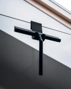 Douchewisser Zwart Met Ophangsysteem- Badkamer Accessoires- Raamwisser- Trekker Douche- Silicone- 21cm X 16cm 19 Douchewisser Zwart Met Ophangsysteem- Badkamer Accessoires- Raamwisser- Trekker Douche- Silicone- 21cm X 16cm -Badkamer Product Winkel 959x1200 1