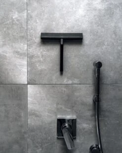 Douchewisser Zwart Met Magneetstrip - Badkamer Accessoires - Raamwisser - Trekker Douche - Silicone - 21cm X 20cm 19 Douchewisser Zwart Met Magneetstrip - Badkamer Accessoires - Raamwisser - Trekker Douche - Silicone - 21cm X 20cm -Badkamer Product Winkel 960x1200 13